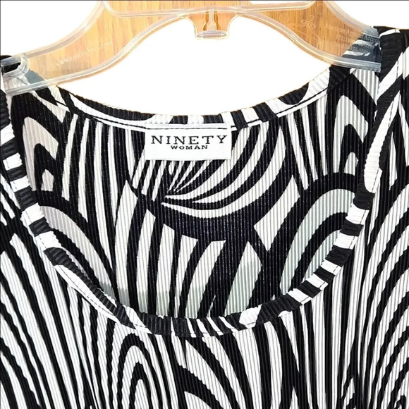 Ninety Woman Black & White Abstract Pattern Sleeveless Top Women size 3X - Picture 2 of 6